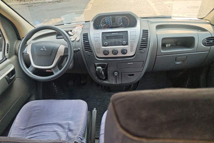 Used SAIC MAXUS Xintu V80 2014 2.5T Aotuntong Short Wheelbase Mid-Roof Model Center Console