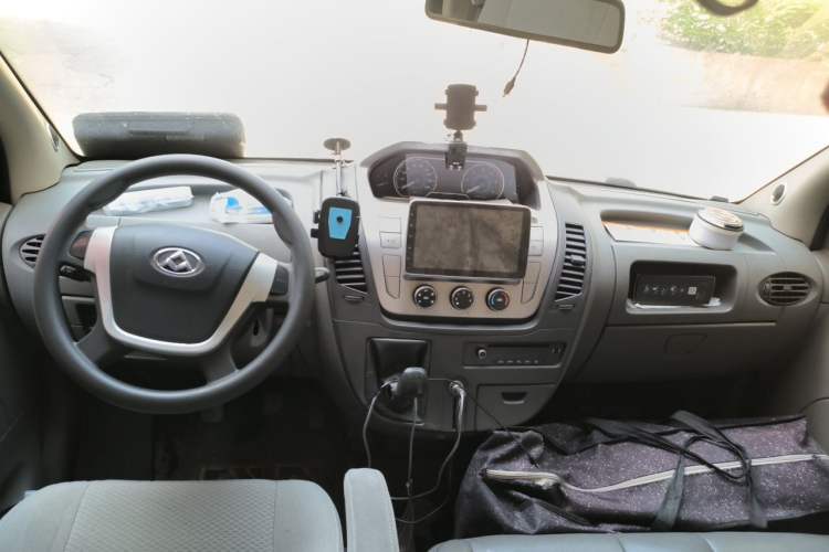 Used SAIC MAXUS Xintu V80 2014 2.5T Aotuntong Long Wheelbase Mid-Roof Model Center Console