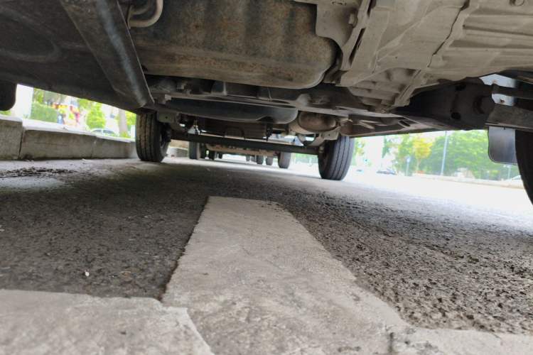 Used SAIC MAXUS Xintu V80 2014 2.5T Aoyuntong Short Wheelbase Low Roof Chassis Front