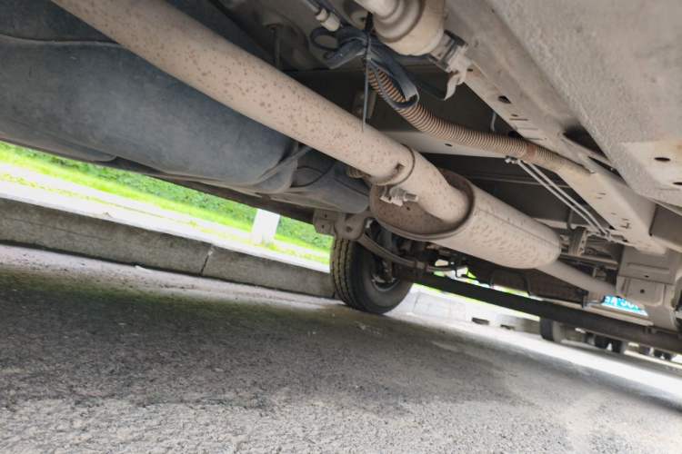 Used SAIC MAXUS Xintu V80 2014 2.5T Aoyuntong Short Wheelbase Low Roof Chassis Front Left