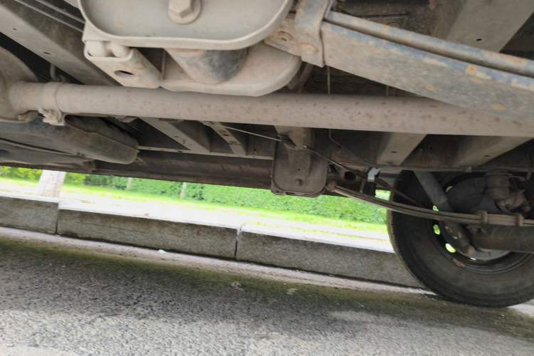 Used SAIC MAXUS Xintu V80 2014 2.5T Aoyuntong Short Wheelbase Low Roof Chassis Rear Left
