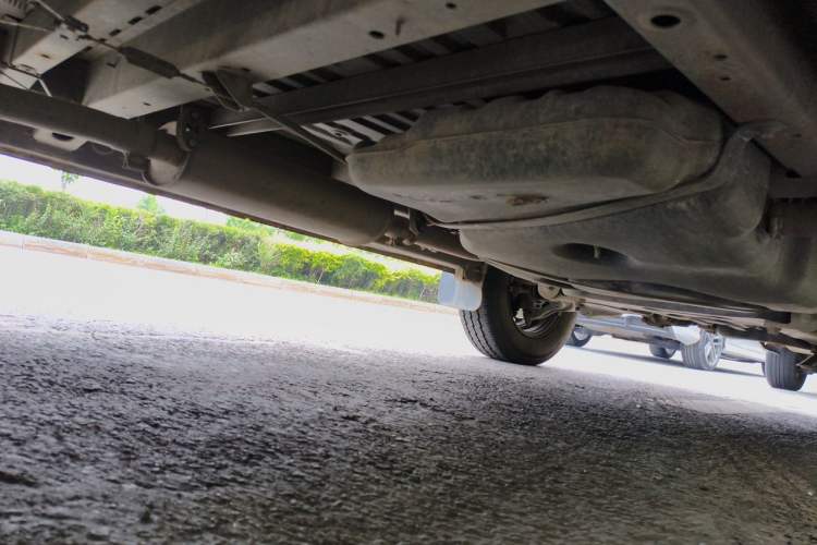 Used SAIC MAXUS Xintu V80 2014 2.5T Aoyuntong Short Wheelbase Low Roof Chassis Rear Right