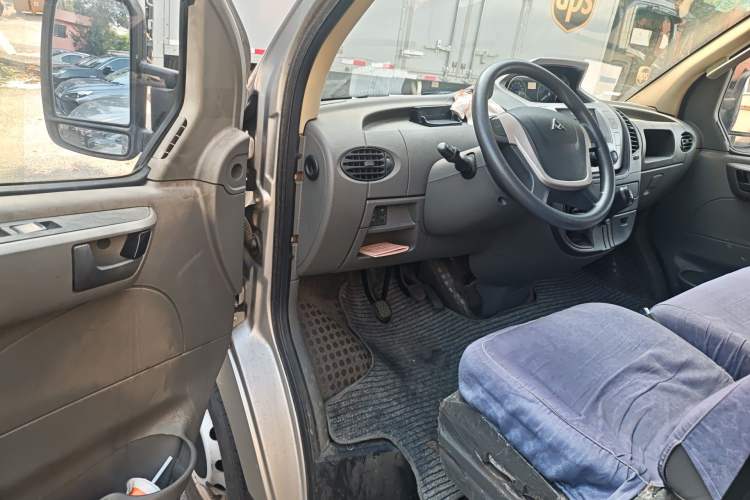 Used SAIC MAXUS Xintu V80 2014 2.5T Aotuntong Short Wheelbase Mid-Roof Model Driver Seat