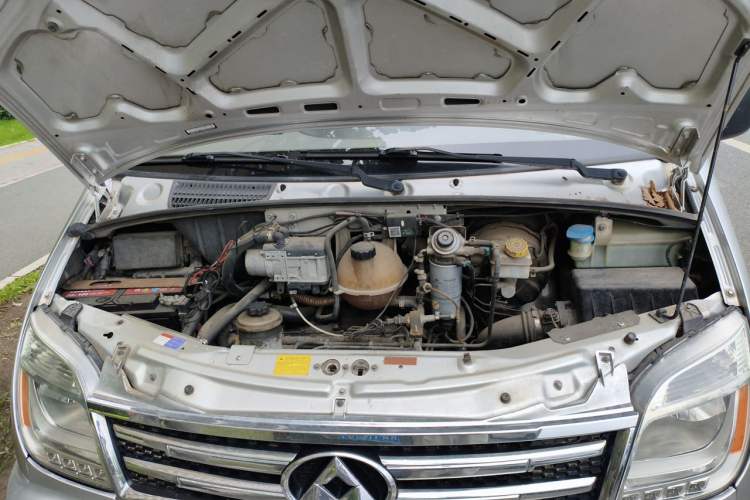Used SAIC MAXUS Xintu V80 2014 2.5T Aoyuntong Short Wheelbase Low Roof Engine Bay