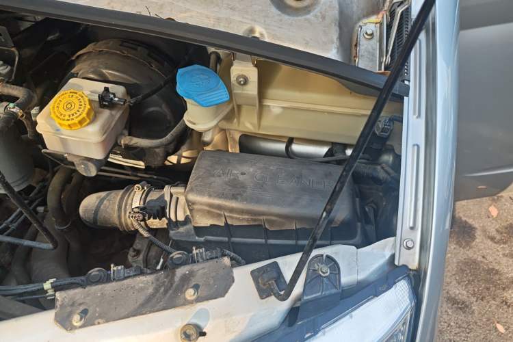 Used SAIC MAXUS Xintu V80 2014 2.5T Aotuntong Short Wheelbase Mid-Roof Model Engine Bay Left