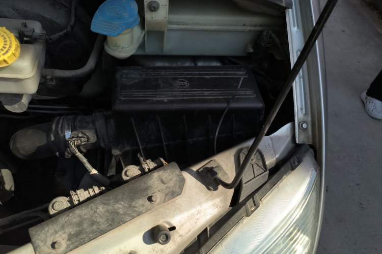 Used SAIC MAXUS Xintu V80 2014 2.5T Aotuntong Long Wheelbase Mid-Roof Model Engine Bay Left