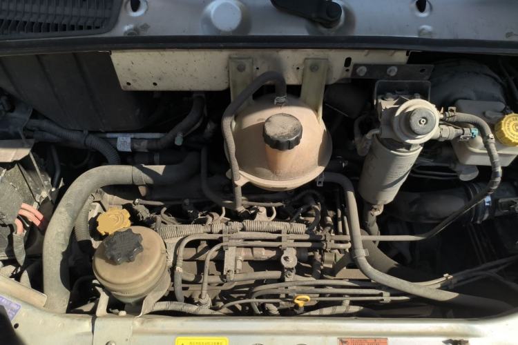 Used SAIC MAXUS Xintu V80 2014 2.5T Aotuntong Long Wheelbase Mid-Roof Model Engine Bay