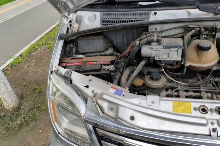 Used SAIC MAXUS Xintu V80 2014 2.5T Aoyuntong Short Wheelbase Low Roof Engine Bay Right