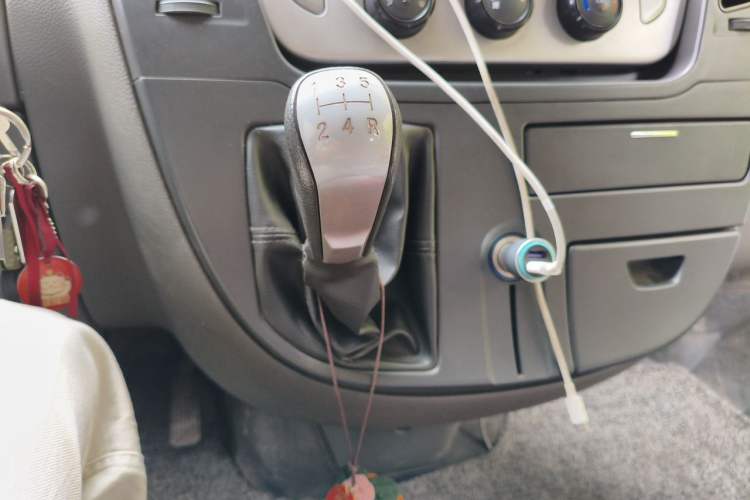 Used SAIC MAXUS Xintu V80 2014 2.5T Aoyuntong Short Wheelbase Low Roof Gear Lever