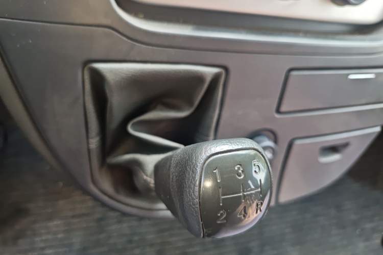 Used SAIC MAXUS Xintu V80 2014 2.5T Aotuntong Short Wheelbase Mid-Roof Model Gear Lever