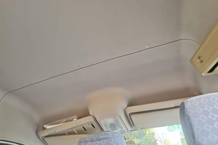 Used SAIC MAXUS Xintu V80 2014 2.5T Aotuntong Short Wheelbase Mid-Roof Model Headliner