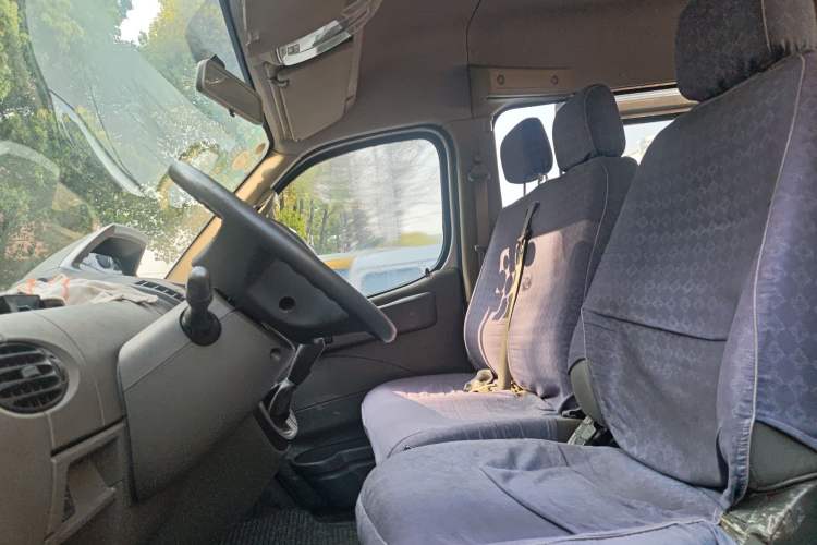 Used SAIC MAXUS Xintu V80 2014 2.5T Aotuntong Short Wheelbase Mid-Roof Model Left Front Seat