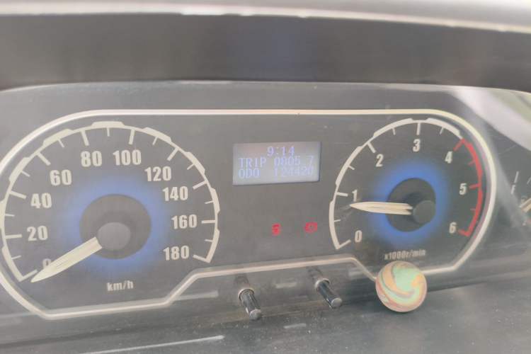 Used SAIC MAXUS Xintu V80 2014 2.5T Aoyuntong Short Wheelbase Low Roof Odometer Close Up