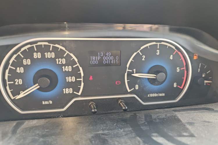 Used SAIC MAXUS Xintu V80 2014 2.5T Aotuntong Short Wheelbase Mid-Roof Model Odometer Close Up