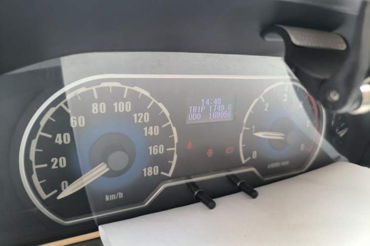 Used SAIC MAXUS Xintu V80 2014 2.5T Aotuntong Long Wheelbase Mid-Roof Model Odometer Close Up