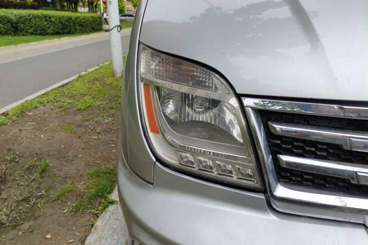 Used SAIC MAXUS Xintu V80 2014 2.5T Aoyuntong Short Wheelbase Low Roof Right Front Headlight