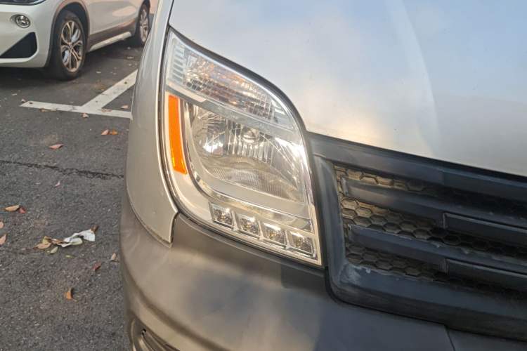Used SAIC MAXUS Xintu V80 2014 2.5T Aotuntong Short Wheelbase Mid-Roof Model Right Front Headlight