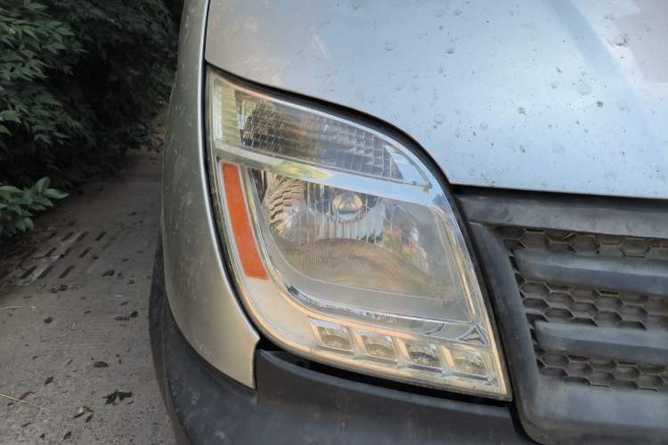 Used SAIC MAXUS Xintu V80 2014 2.5T Aotuntong Long Wheelbase Mid-Roof Model Right Front Headlight