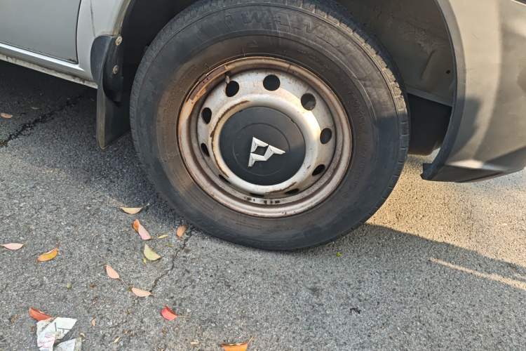 Used SAIC MAXUS Xintu V80 2014 2.5T Aotuntong Short Wheelbase Mid-Roof Model Right Front Wheel Hub