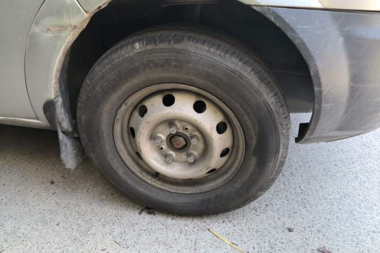 Used SAIC MAXUS Xintu V80 2014 2.5T Aotuntong Long Wheelbase Mid-Roof Model Right Front Wheel Hub