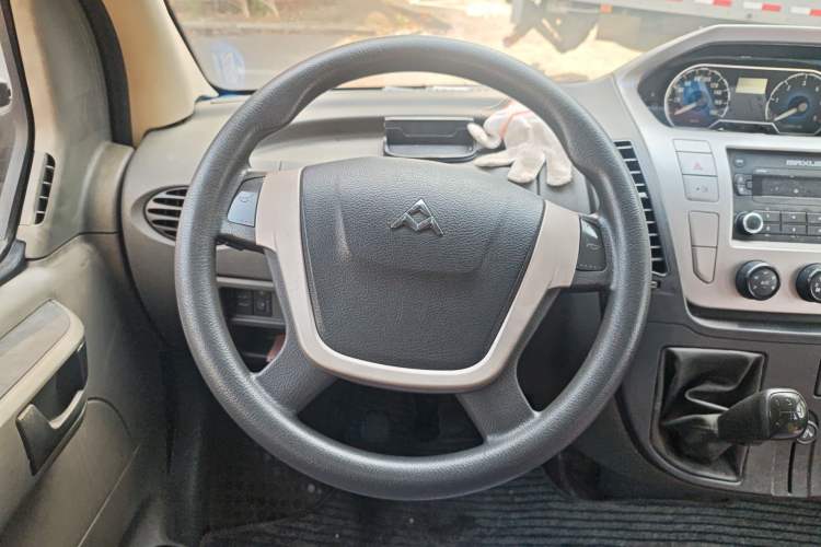 Used SAIC MAXUS Xintu V80 2014 2.5T Aotuntong Short Wheelbase Mid-Roof Model Steering Wheel