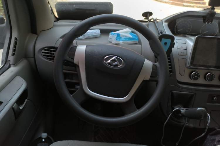 Used SAIC MAXUS Xintu V80 2014 2.5T Aotuntong Long Wheelbase Mid-Roof Model Steering Wheel