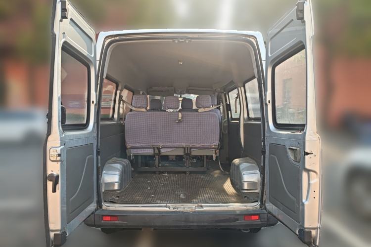 Used SAIC MAXUS Xintu V80 2014 2.5T Aotuntong Short Wheelbase Mid-Roof Model Trunk