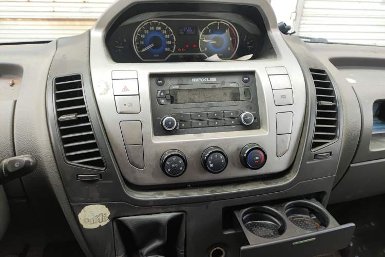 Used SAIC MAXUS Xintu V80 2014 2.5T Aotuntong Short Wheelbase Mid-Roof Model Audio And AC Panel
