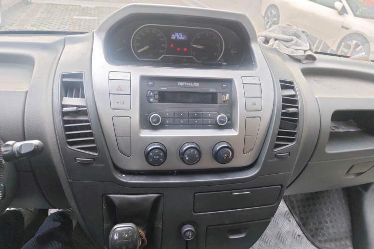 Used SAIC MAXUS Xintu V80 2014 2.5T Aotuntong Short Wheelbase Mid-Roof Model Audio And AC Panel