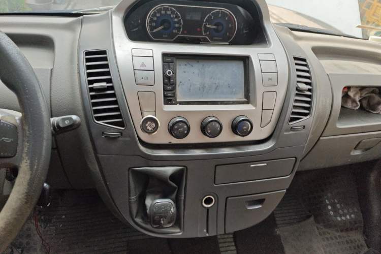 Used SAIC MAXUS Xintu V80 2014 2.5T Aotuntong Short Wheelbase Mid-Roof Model Audio And AC Panel