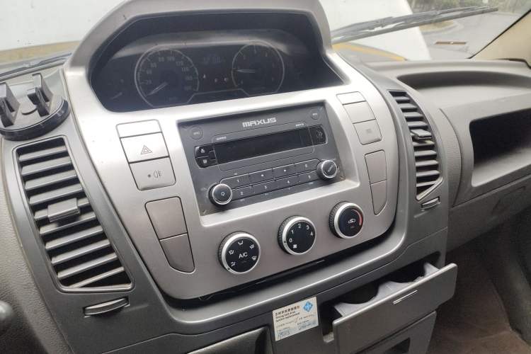 Used SAIC MAXUS Xintu V80 2014 2.5T Aotuntong Short Wheelbase Mid-Roof Model Audio And AC Panel
