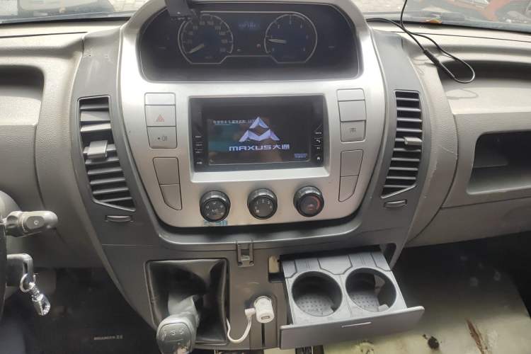 Used SAIC MAXUS Xintu V80 2014 2.5T Aotuntong Short Wheelbase Mid-Roof Model Audio And AC Panel