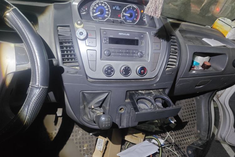Used SAIC MAXUS Xintu V80 2014 2.5T Aotuntong Long Wheelbase Mid-Roof Model Audio And AC Panel