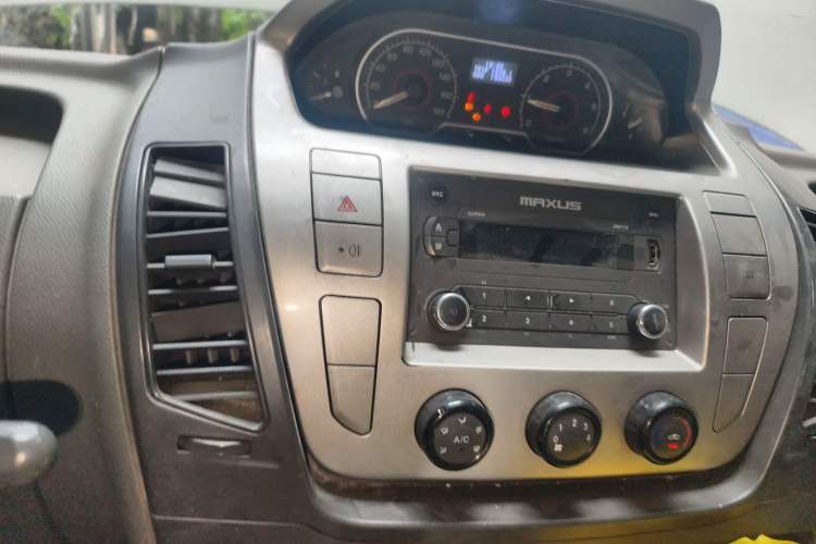 Used SAIC MAXUS Xintu V80 2014 2.5T Aotuntong Short Wheelbase Mid-Roof Model Audio And AC Panel