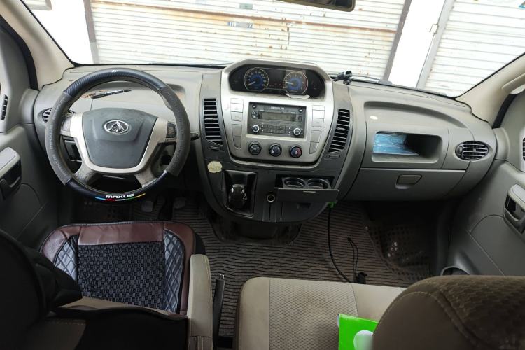 Used SAIC MAXUS Xintu V80 2014 2.5T Aotuntong Short Wheelbase Mid-Roof Model Center Console