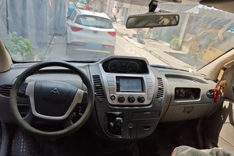 Used SAIC MAXUS Xintu V80 2014 2.5T Aotuntong Short Wheelbase Mid-Roof Model Center Console