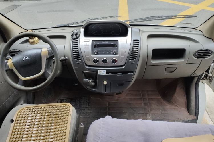 Used SAIC MAXUS Xintu V80 2014 2.5T Aotuntong Short Wheelbase Mid-Roof Model Center Console