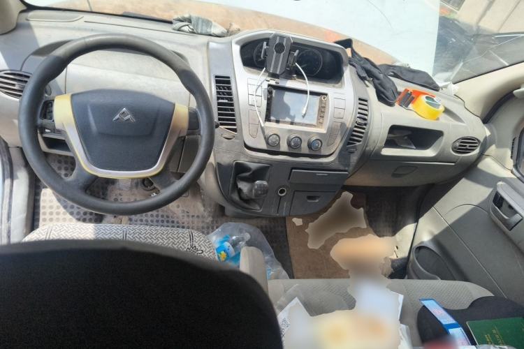 Used SAIC MAXUS Xintu V80 2014 2.5T Aotuntong Short Wheelbase Mid-Roof Model Center Console
