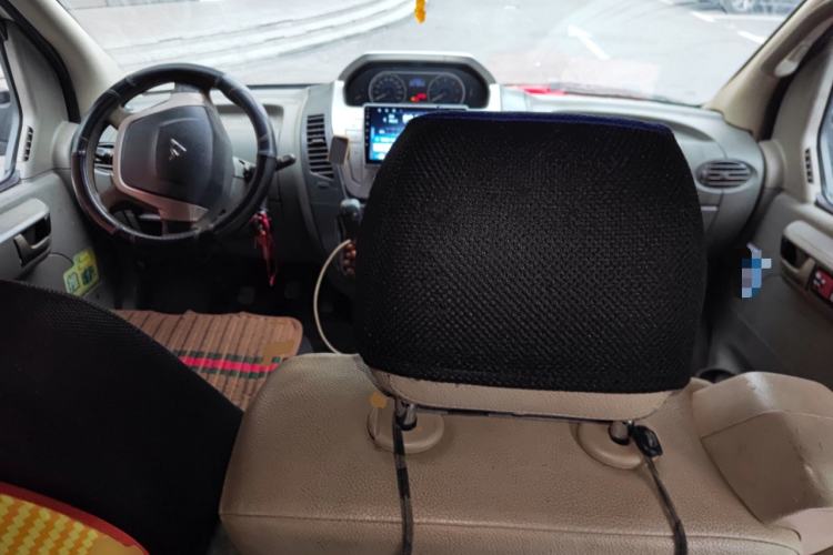Used SAIC MAXUS Xintu V80 2014 2.5T Aotuntong Short Wheelbase Mid-Roof Model Center Console
