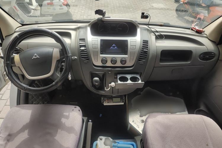 Used SAIC MAXUS Xintu V80 2014 2.5T Aotuntong Short Wheelbase Mid-Roof Model Center Console