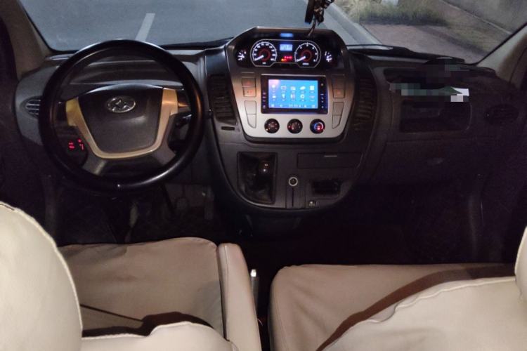 Used SAIC MAXUS Xintu V80 2014 2.5T Aotuntong Short Wheelbase Mid-Roof Model Center Console