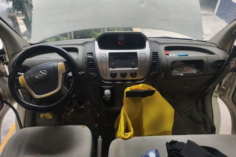 Used SAIC MAXUS Xintu V80 2014 2.5T Aotuntong Short Wheelbase Mid-Roof Model Center Console