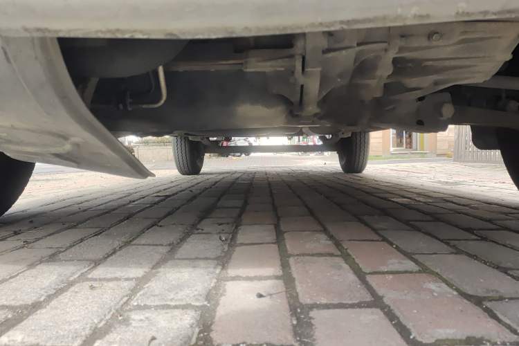 Used SAIC MAXUS Xintu V80 2014 2.5T Aotuntong Short Wheelbase Mid-Roof Model Chassis Front