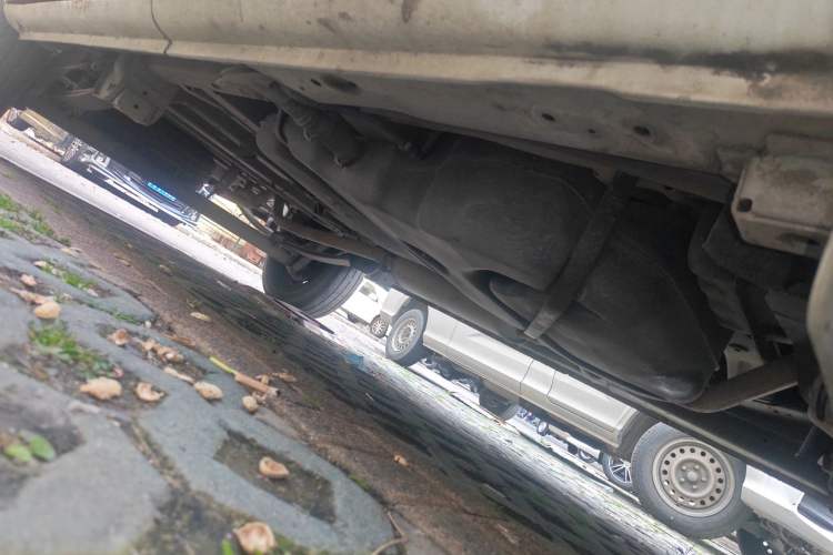 Used SAIC MAXUS Xintu V80 2014 2.5T Aotuntong Short Wheelbase Mid-Roof Model Chassis Front Right