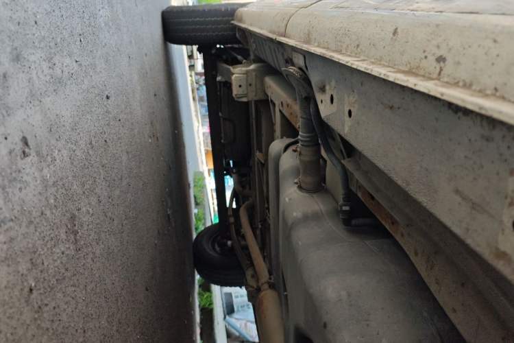 Used SAIC MAXUS Xintu V80 2014 2.5T Aotuntong Short Wheelbase Mid-Roof Model Chassis Front Right