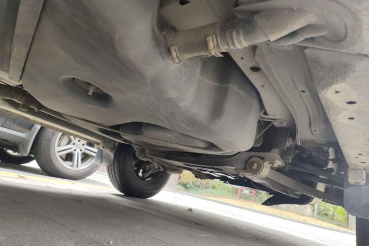 Used SAIC MAXUS Xintu V80 2014 2.5T Aotuntong Short Wheelbase Mid-Roof Model Chassis Front Right