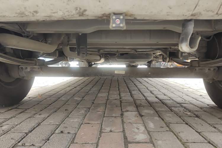 Used SAIC MAXUS Xintu V80 2014 2.5T Aotuntong Short Wheelbase Mid-Roof Model Chassis Rear