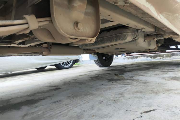 Used SAIC MAXUS Xintu V80 2014 2.5T Aotuntong Short Wheelbase Mid-Roof Model Chassis Rear Right