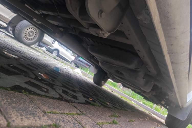 Used SAIC MAXUS Xintu V80 2014 2.5T Aotuntong Short Wheelbase Mid-Roof Model Chassis Rear Right