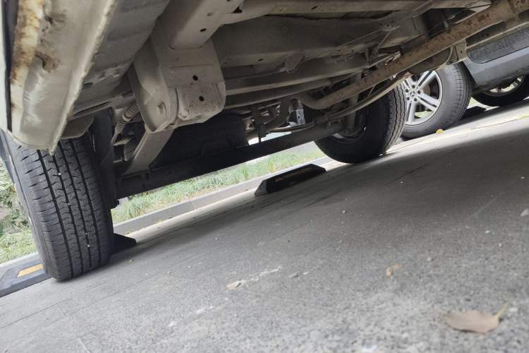 Used SAIC MAXUS Xintu V80 2014 2.5T Aotuntong Short Wheelbase Mid-Roof Model Chassis Rear Right